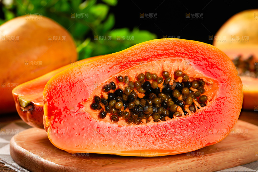 木板上的雷州红心木瓜