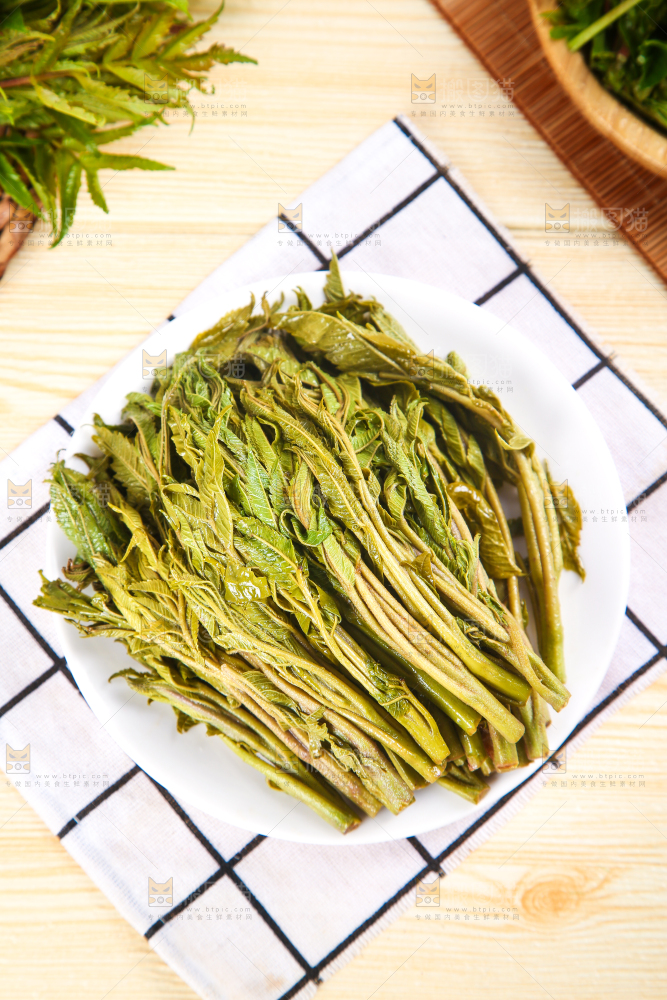 格子布上放着一盘山东香椿芽