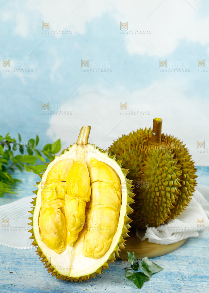 木板上放着甲仑榴莲