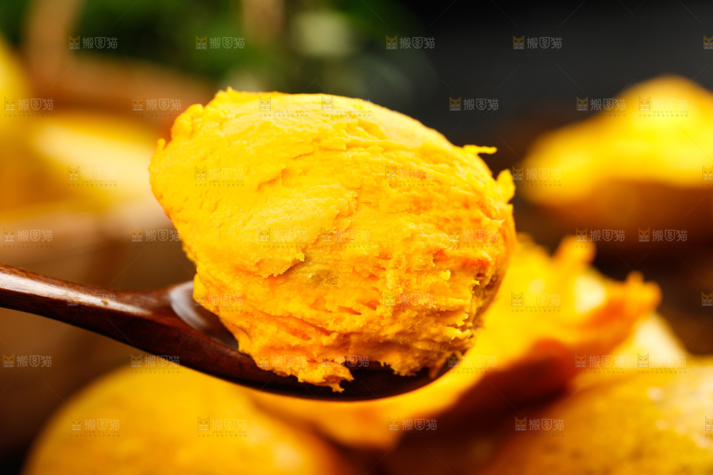 勺子里的鸡蛋果果肉