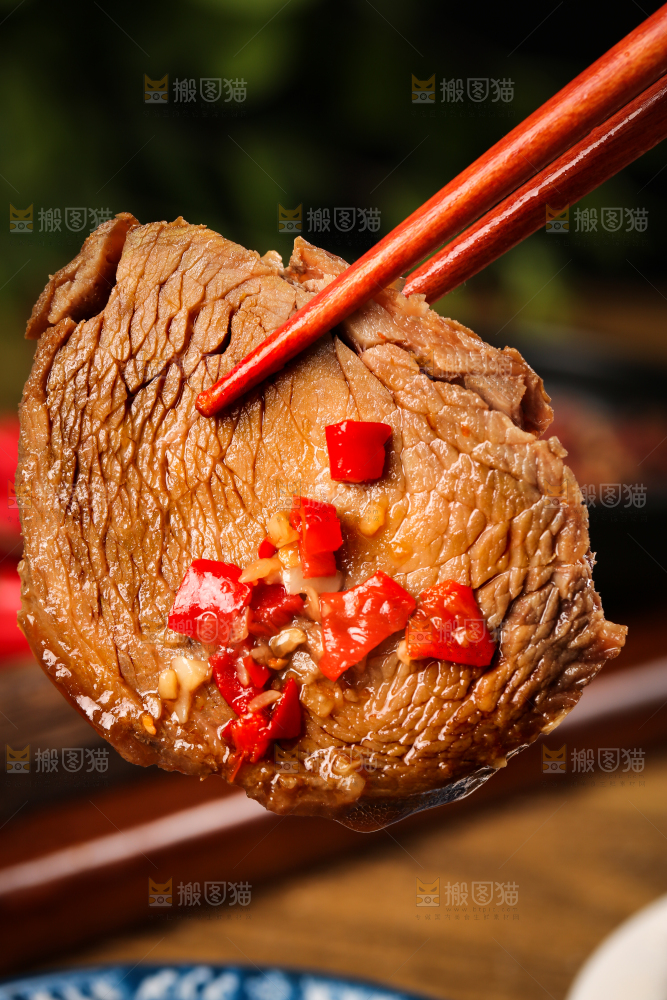 筷子上夹着卤牛肉