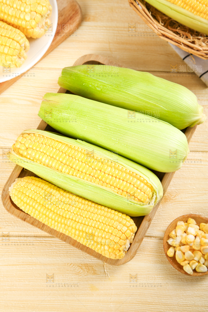 盘子里装着东北玉米