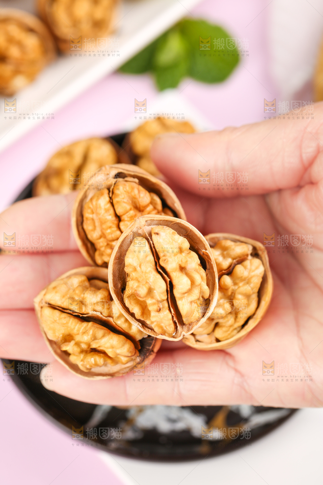 手拿剥开的新疆核桃