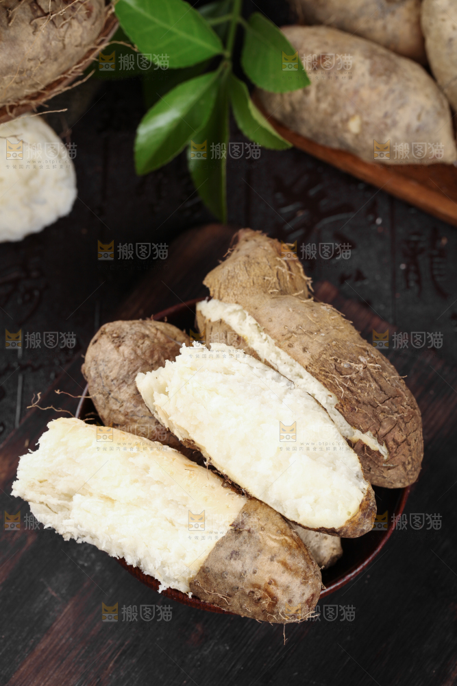 深底上放着一碗熟的田薯