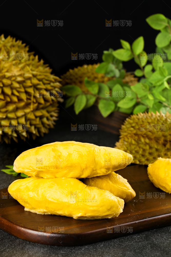 木板上的泰国甲仑榴莲果肉