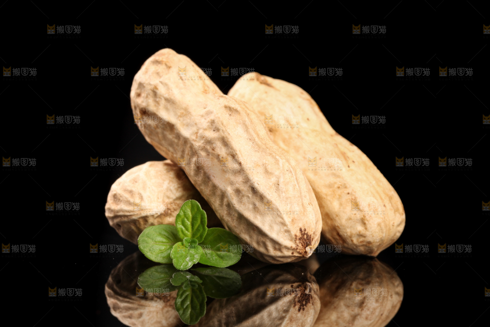 黑底上放着红皮花生