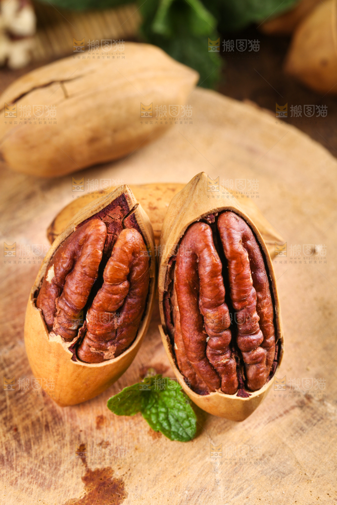木底上的碧根果