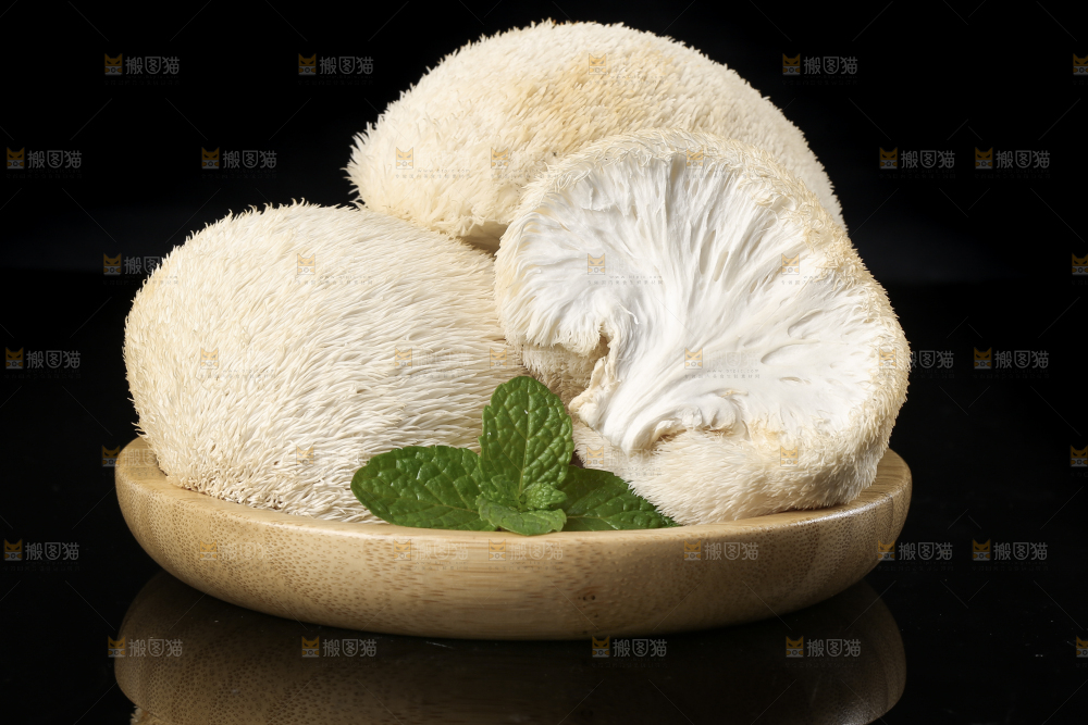 盘子里装着新鲜猴头菇
