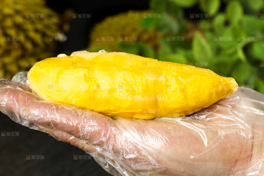 手里拿着新鲜榴莲果肉