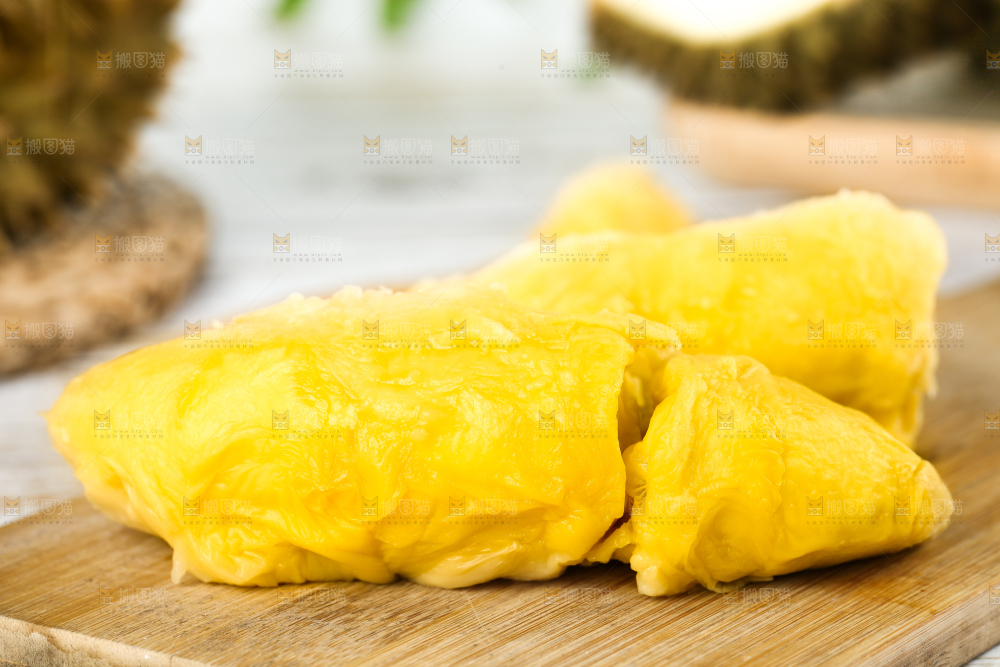 盘子里装着甲仑榴莲果肉