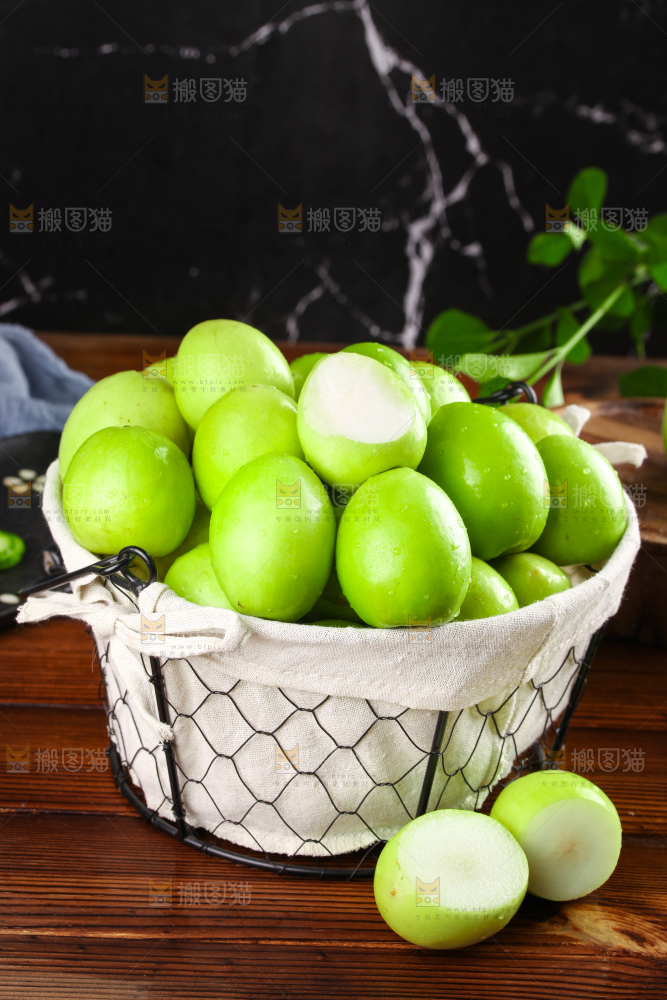 篮子里装着牛奶枣