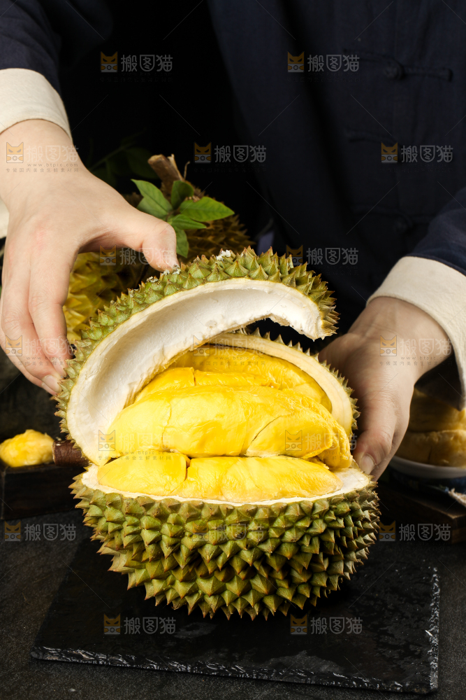 黑底上的进口甲仑榴莲