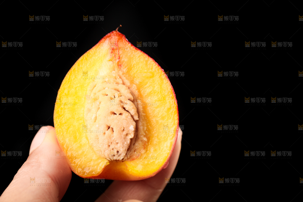 手里拿着新鲜油桃
