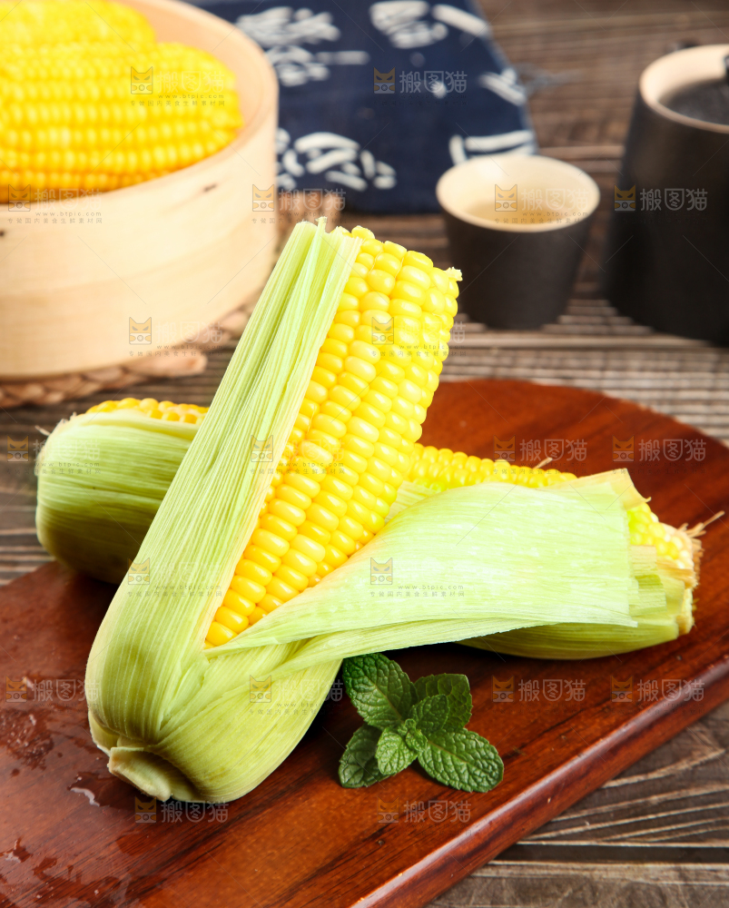 木板上的东北玉米
