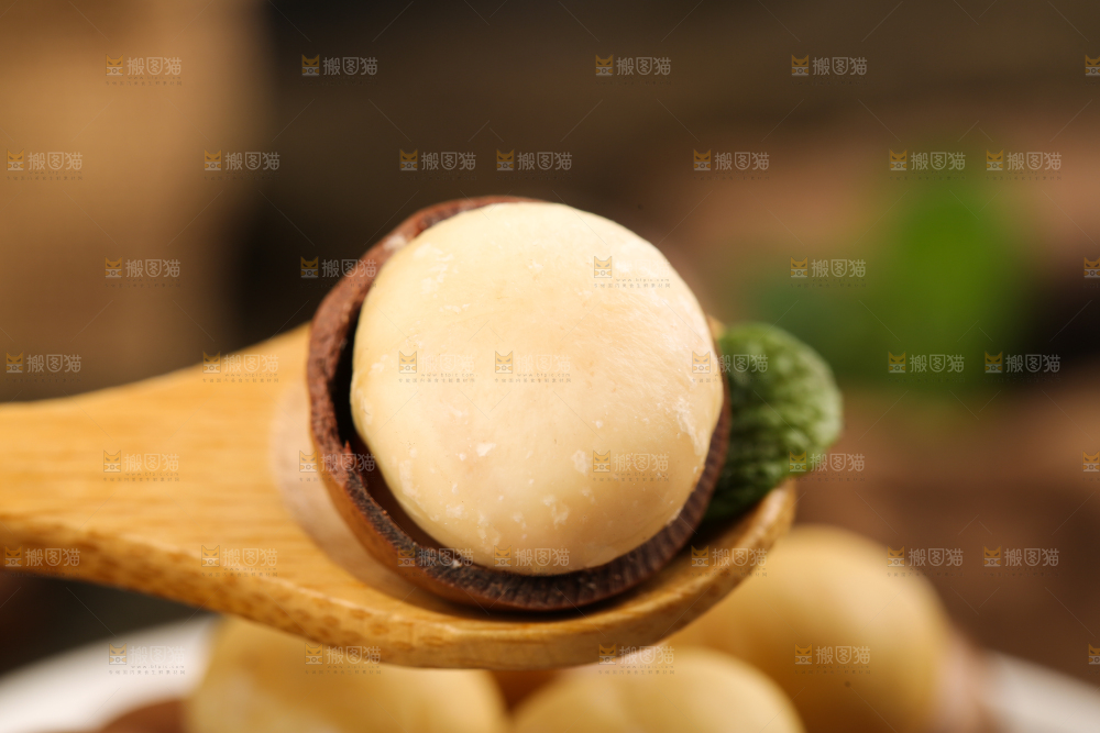 勺子里的夏威夷果果仁