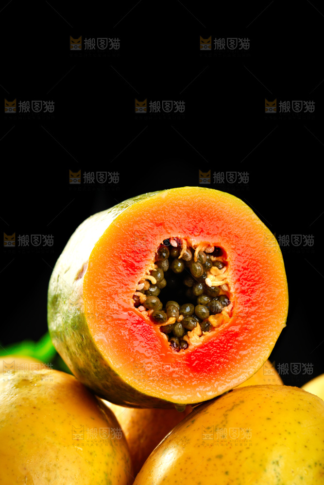 木板上的雷州红心木瓜