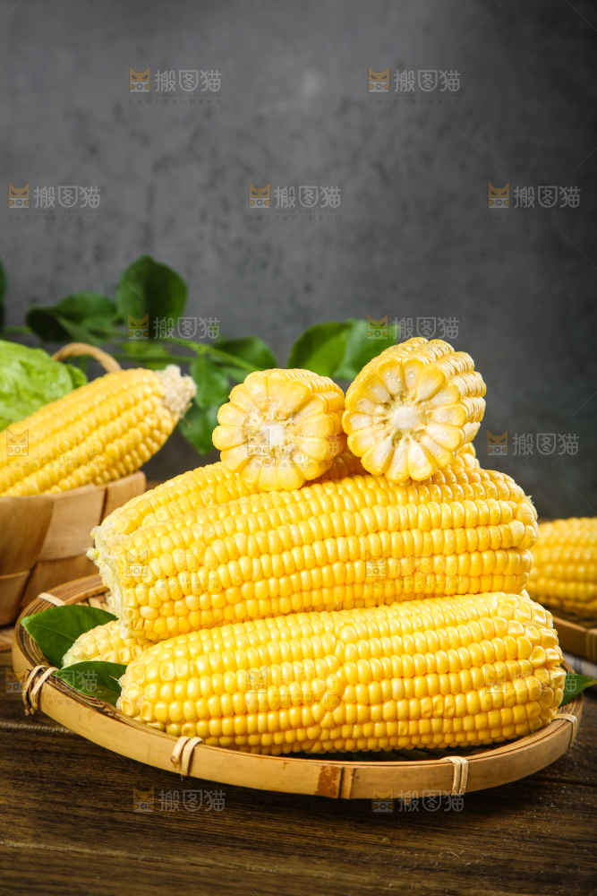 篮子里装着甜玉米