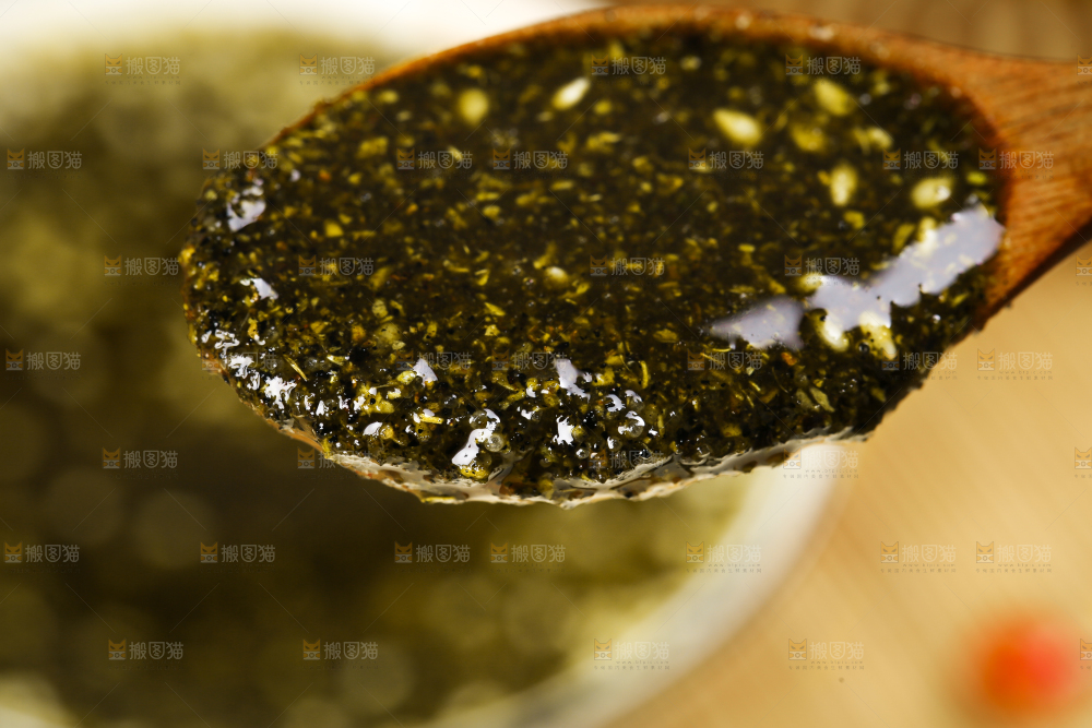 碗里装着四川花椒酱