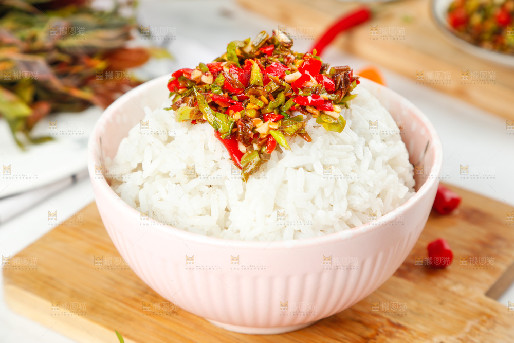 饭上的凉拌香椿芽