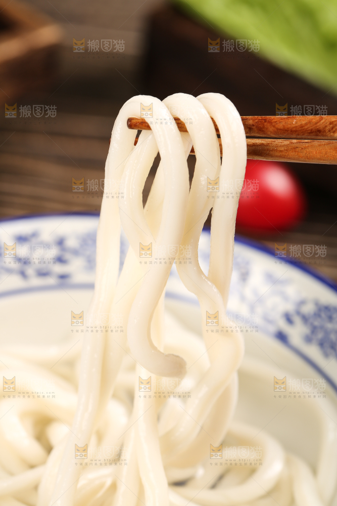 碗里装着乌冬面