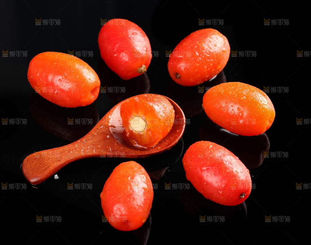 勺子里的羊奶果