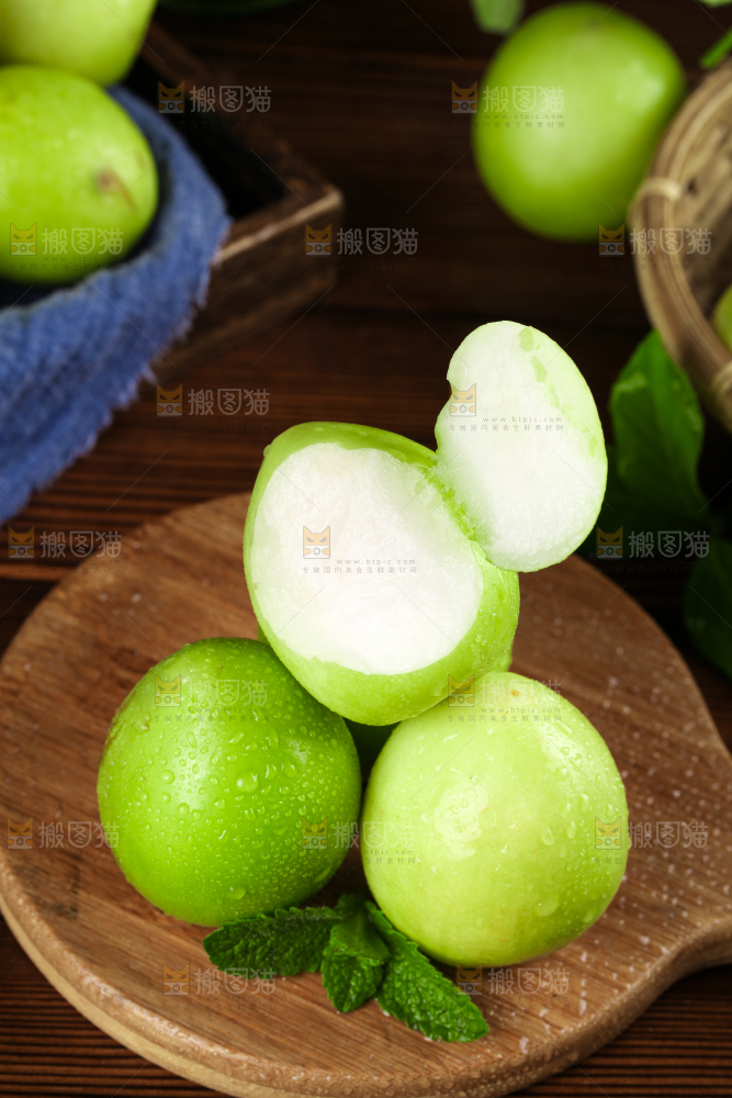 木板上放着新鲜牛奶枣
