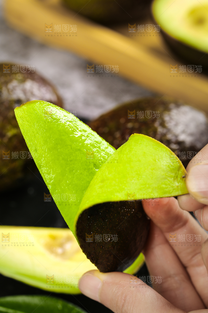 手拿削皮的墨西哥牛油果