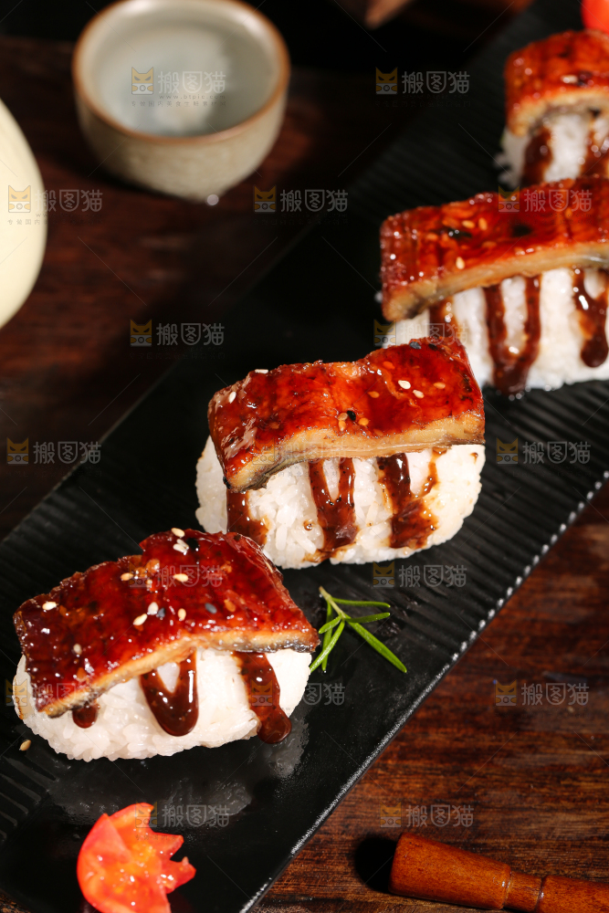 盘子里装着鳗鱼饭