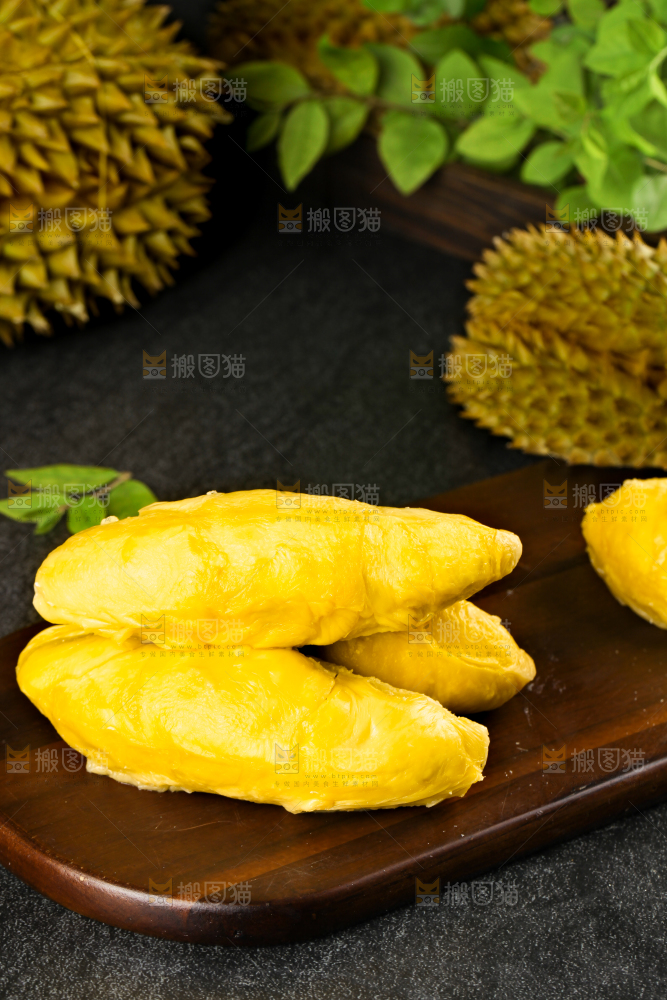 木板上的泰国甲仑榴莲果肉
