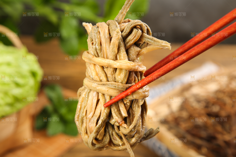 竹底上放着农家日晒干豆角