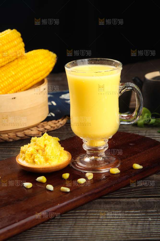 杯子里装着玉米汁