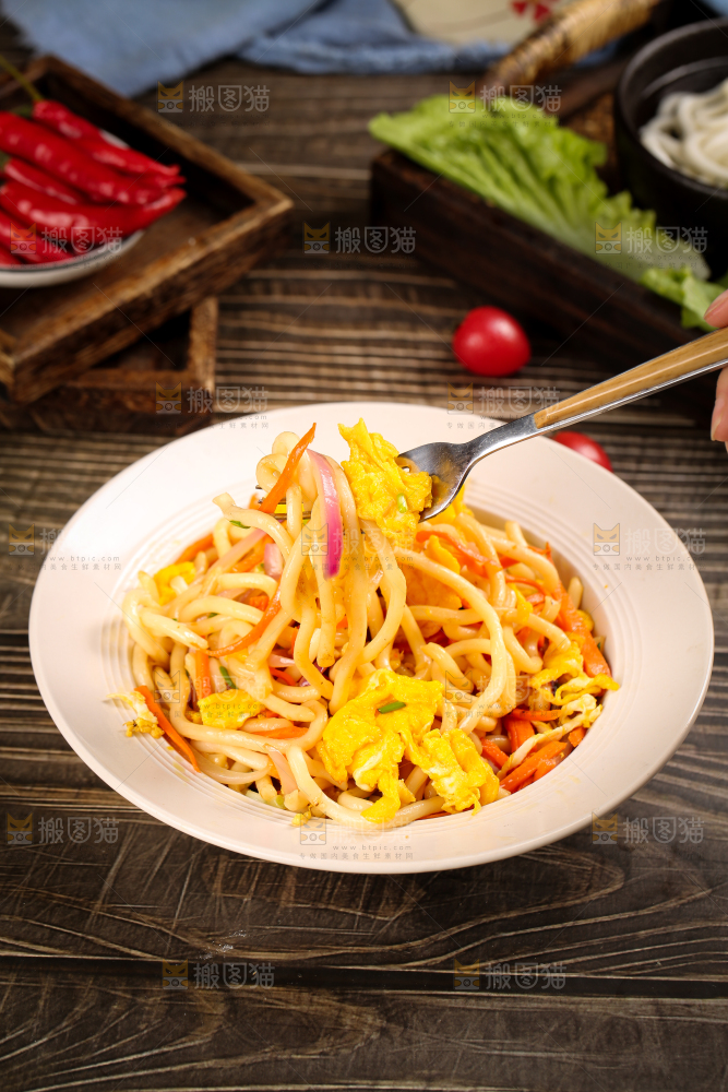 盘子里装着乌冬面炒鸡蛋