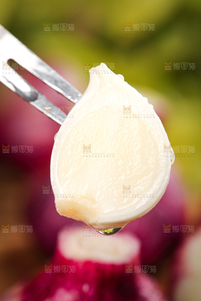 叉子上叉着蒜瓣