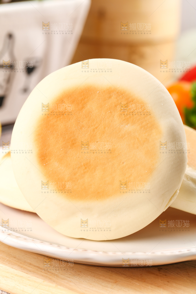 盘子里装着饼子