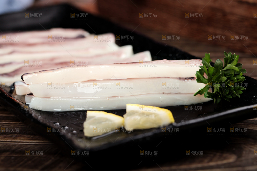 黑石板上的鱿鱼片