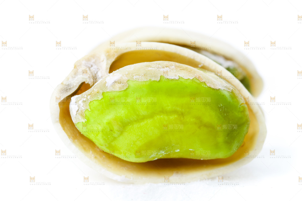白底上放着剥开的开心果