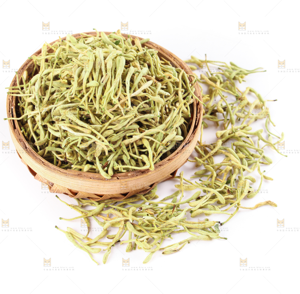 一筐干金银花放在白底上