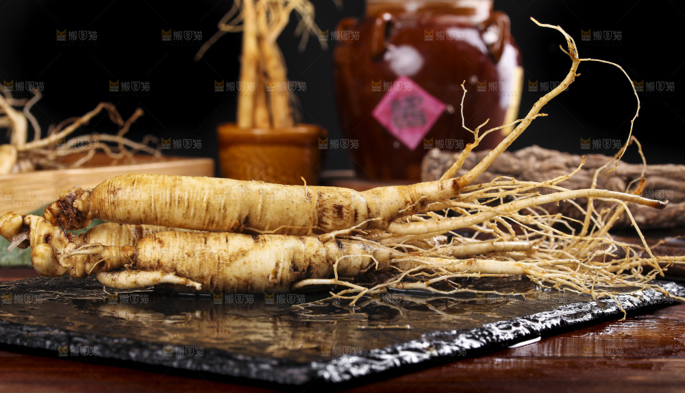 黑石板上的敖东鲜人参