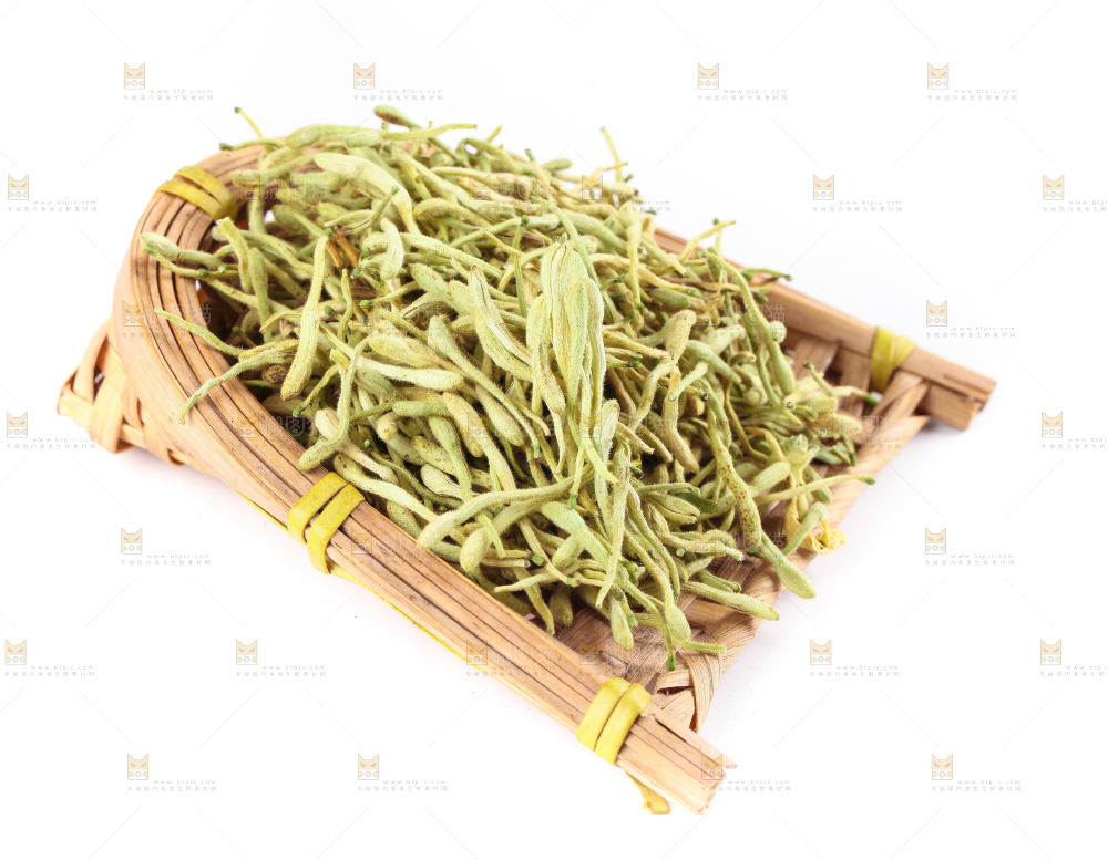 一盘干金银花放在白底上