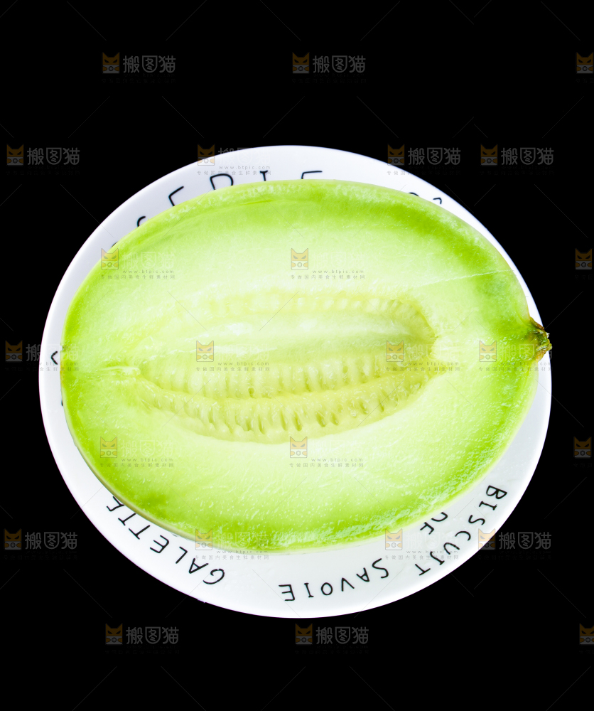 黑底上放着一盘切开的山东玉菇甜瓜