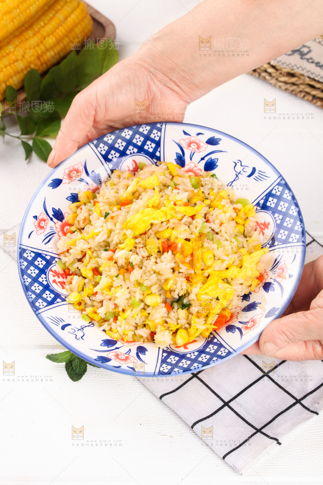 盘子里的玉米鸡蛋饭