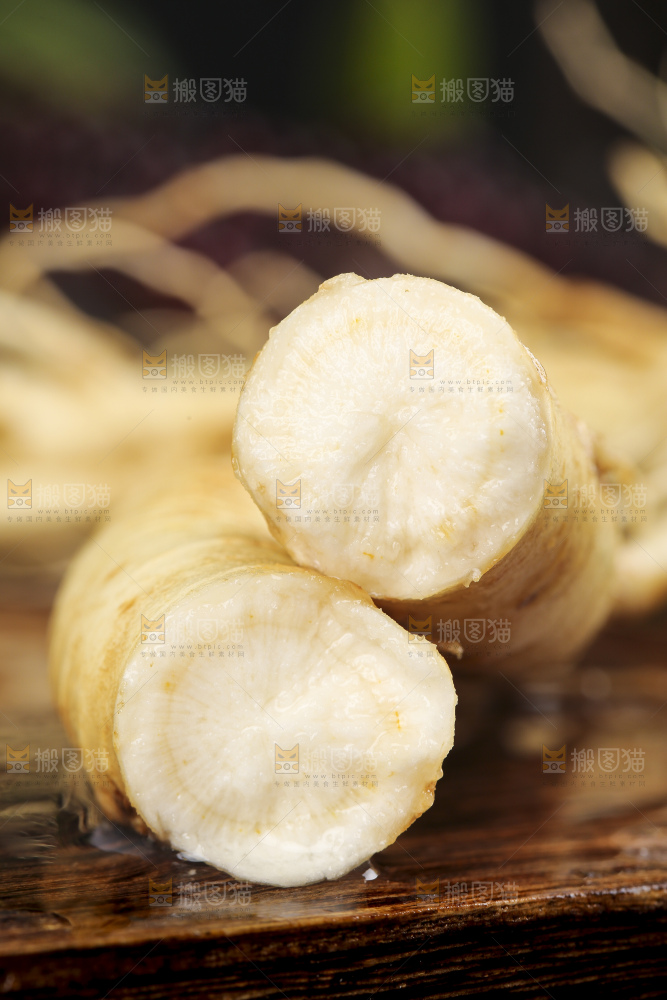 木底上放掰开的人参