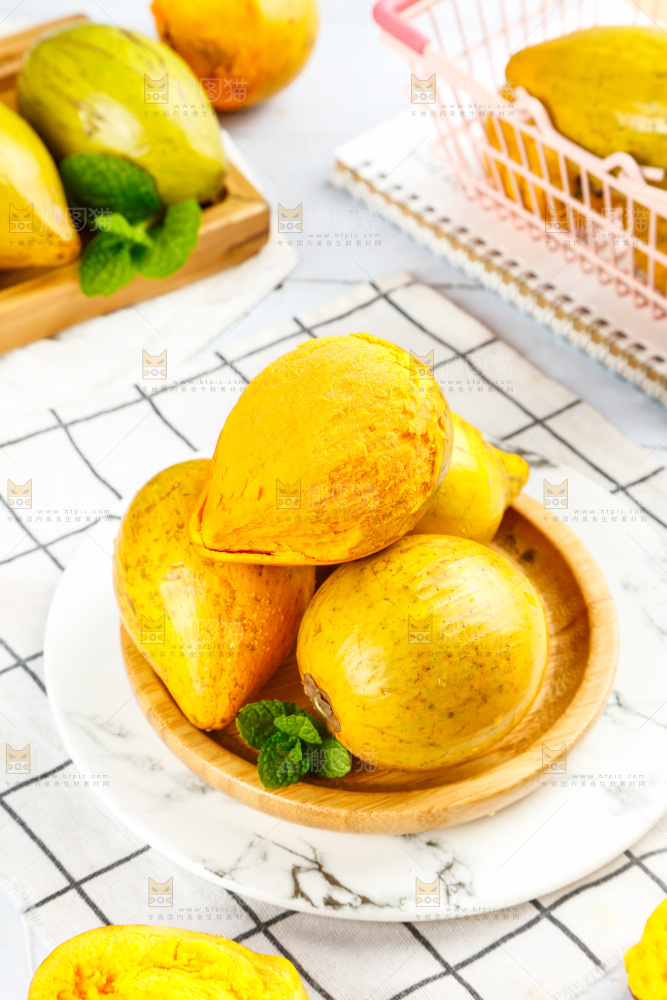 格子布上放着一盘剥皮的鸡蛋果