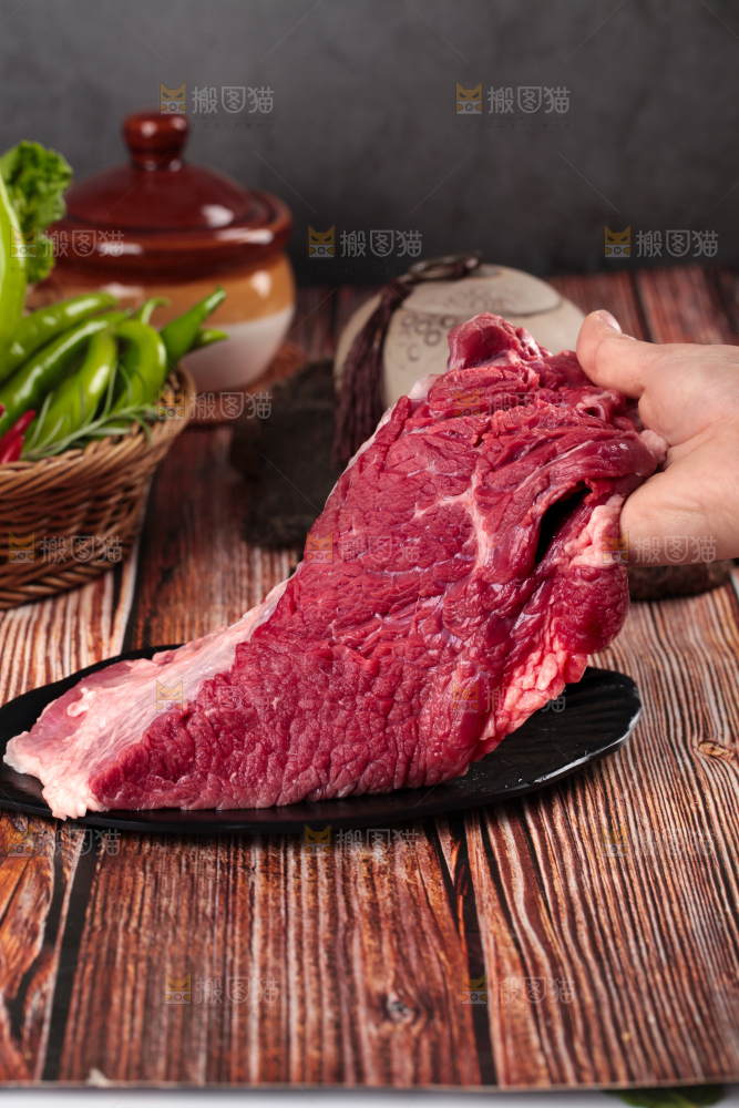 手里拿着新鲜牛肉