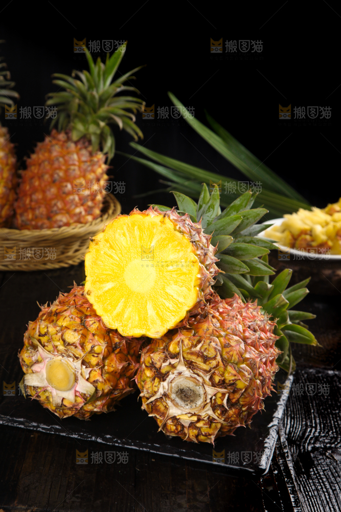 黑石板上的金钻凤梨