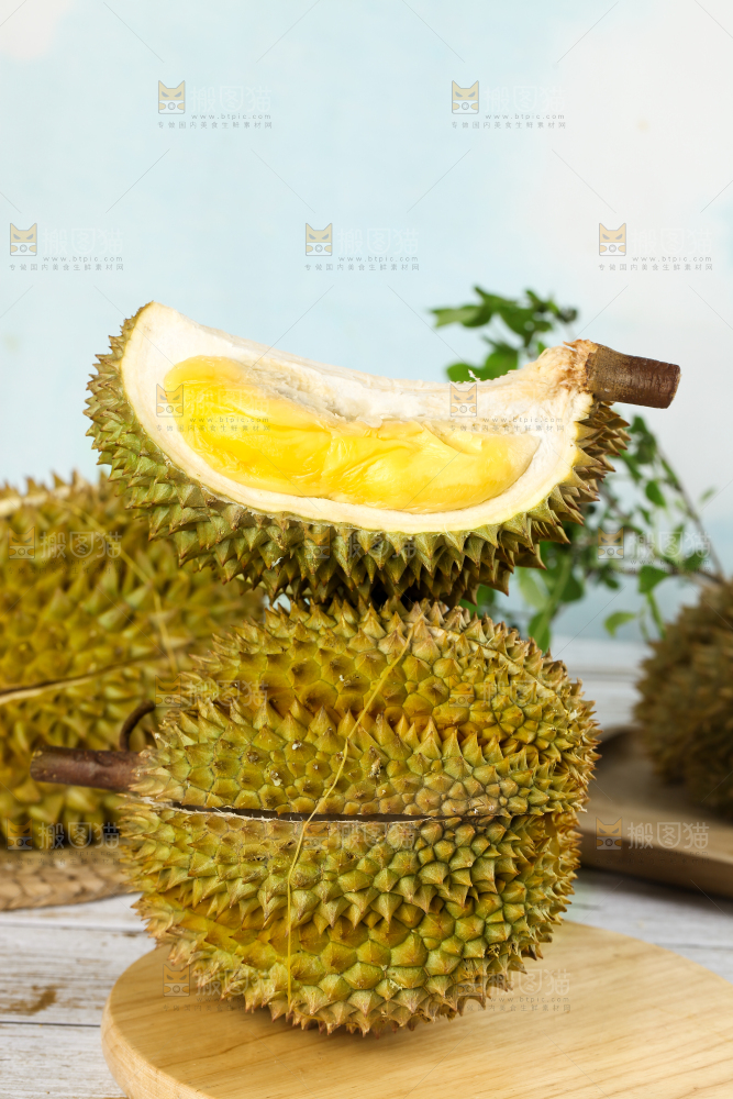 木板上的泰国甲仑榴莲
