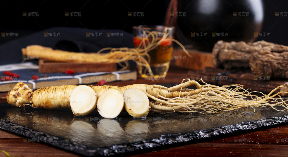 切开的人参放在黑石板上