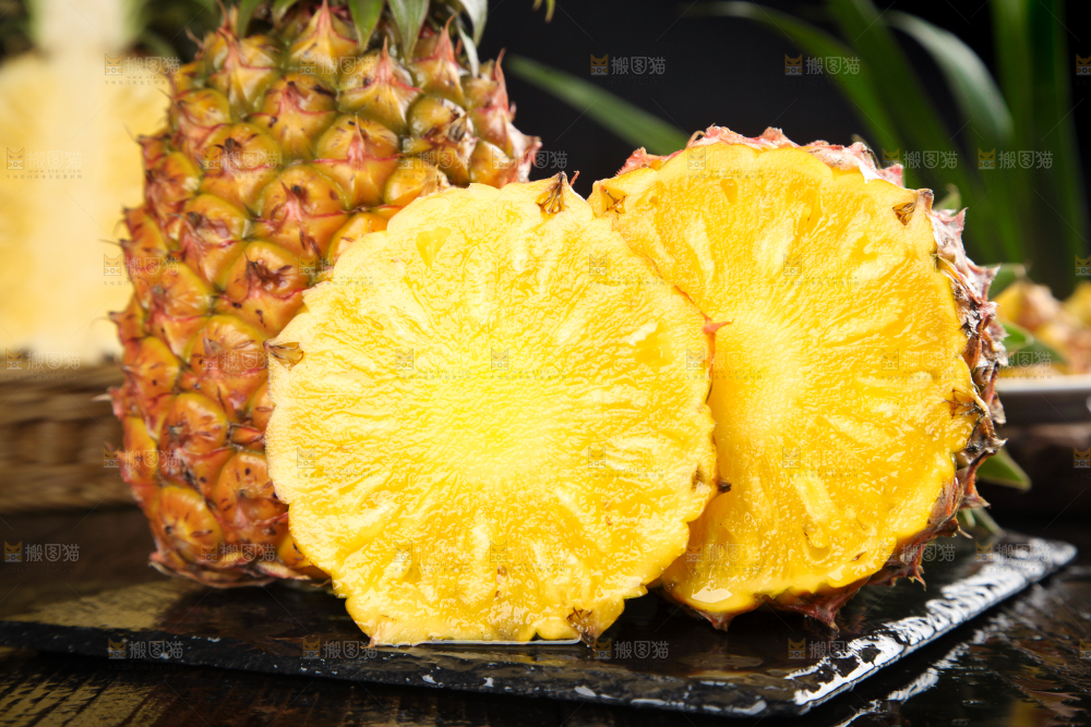 黑石板上的金钻凤梨