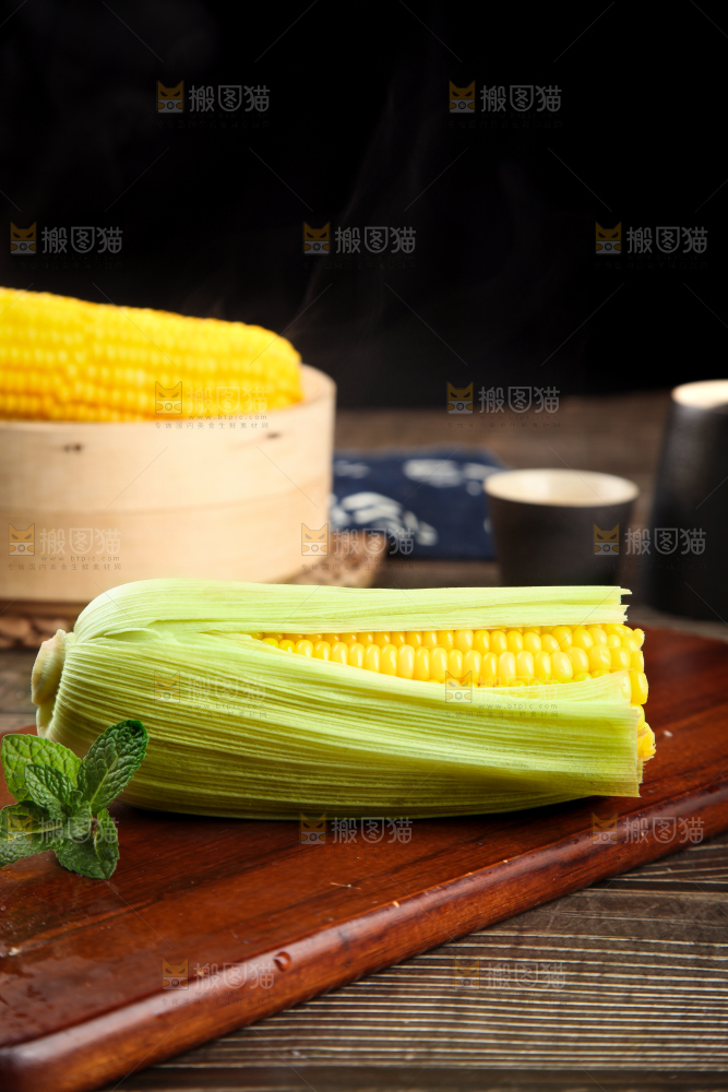 木板上的东北玉米
