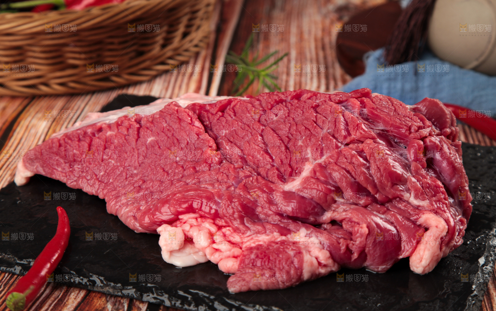 黑石板上的草原散养牛腿肉